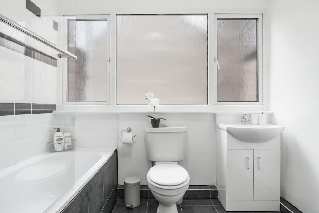 4 Bed Flat Sleeps Up To 9 Close To Brixton Londra