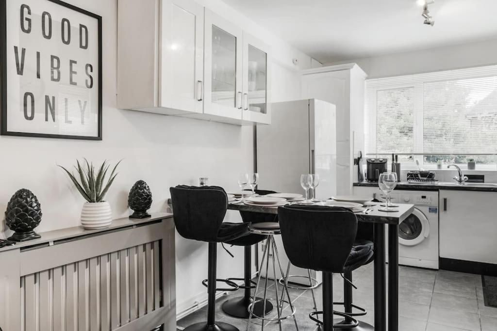 4 Bed Flat Sleeps Up To 9 Close To Brixton Appartamento *